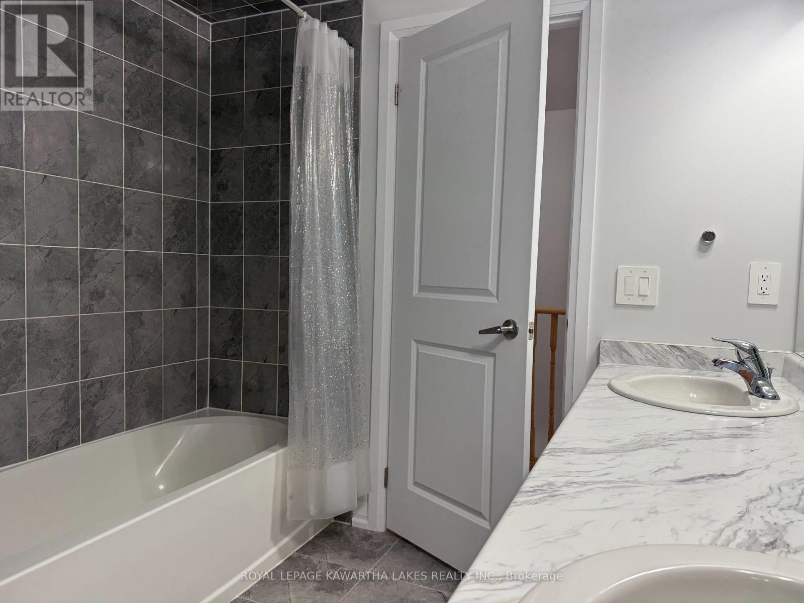 19 Keenan Street, Kawartha Lakes, Ontario  K9V 6C2 - Photo 15 - X12644470