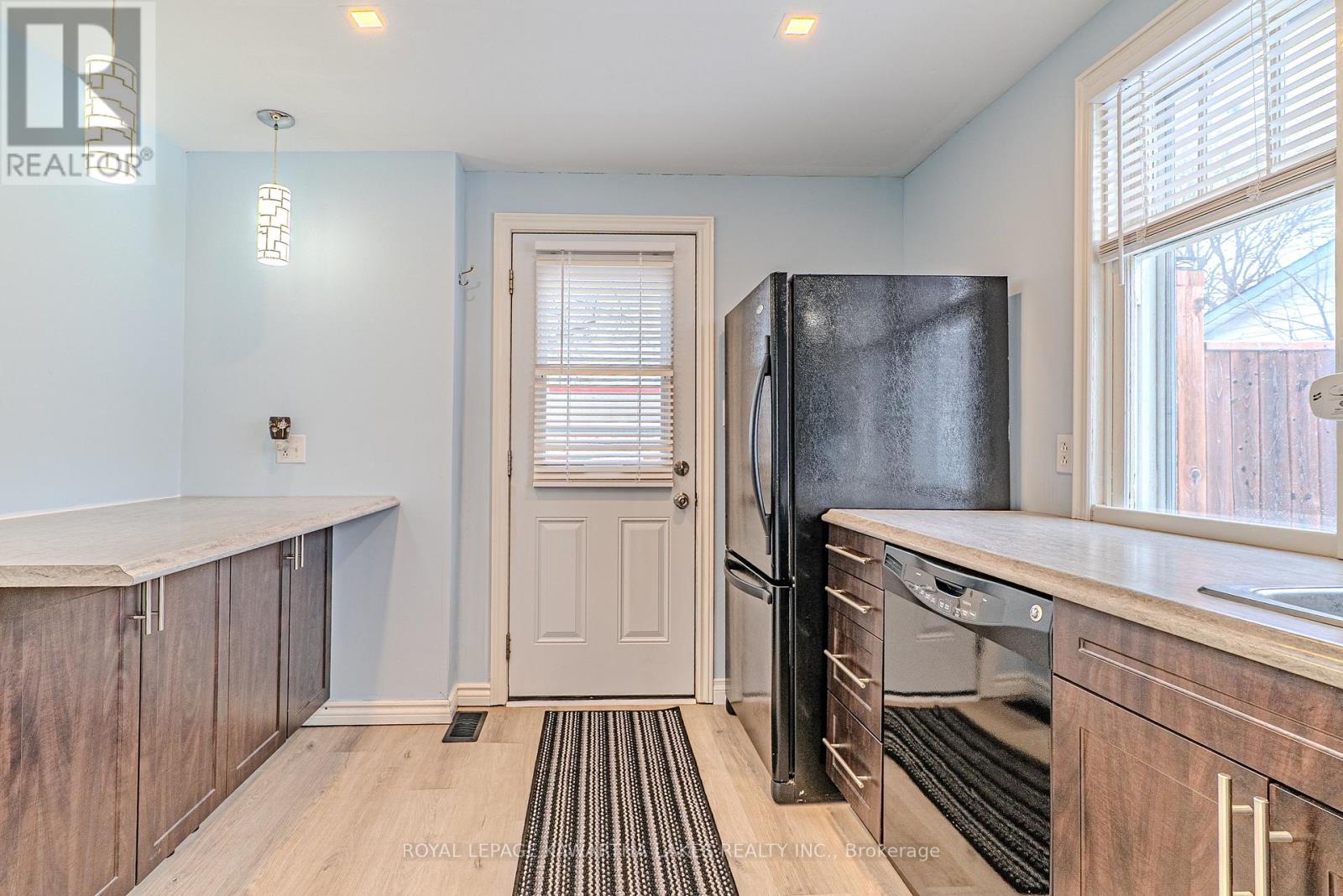 54 Glenelg Street W, Kawartha Lakes, Ontario  K9V 2V2 - Photo 17 - X12691070