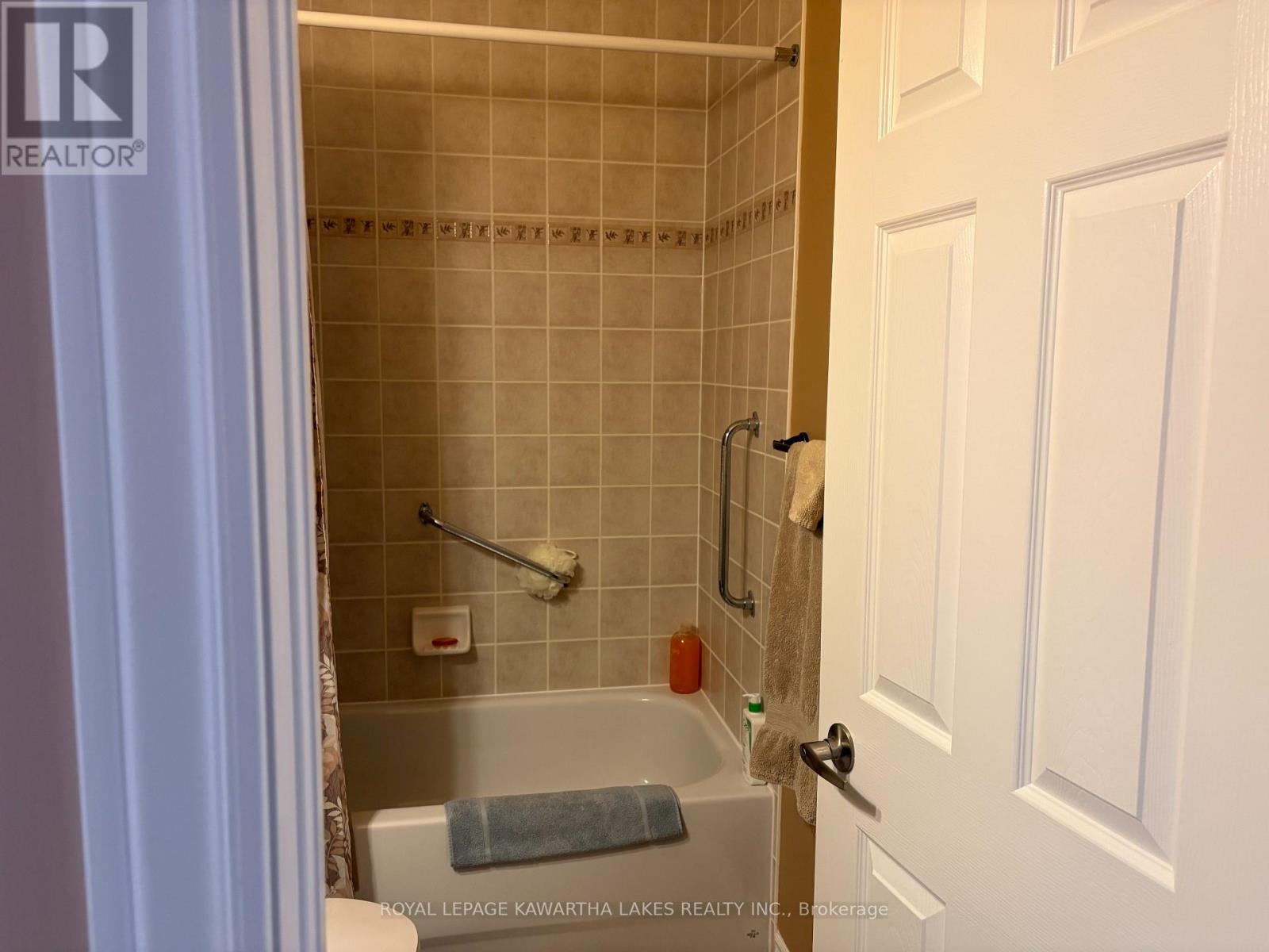 8 Ellis Crescent, Kawartha Lakes, Ontario  K9V 0A4 - Photo 10 - X12889426