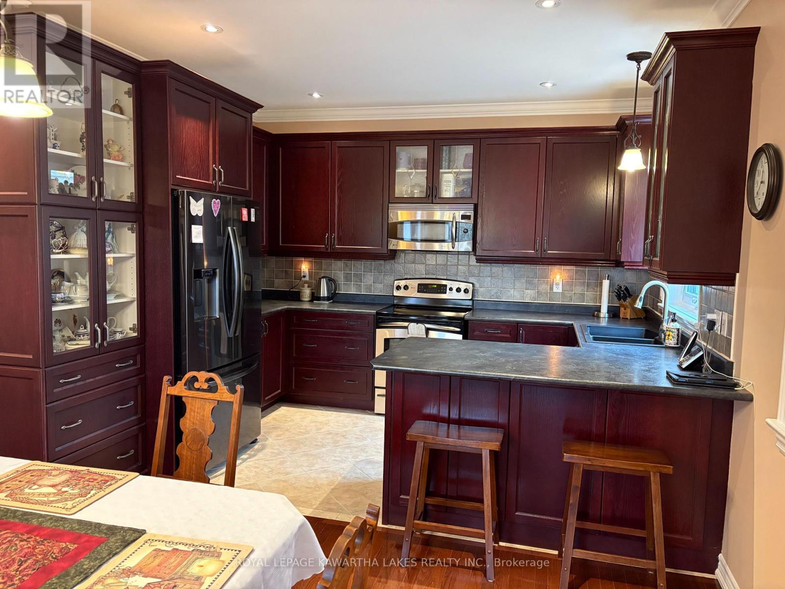 8 Ellis Crescent, Kawartha Lakes, Ontario  K9V 0A4 - Photo 17 - X12889426