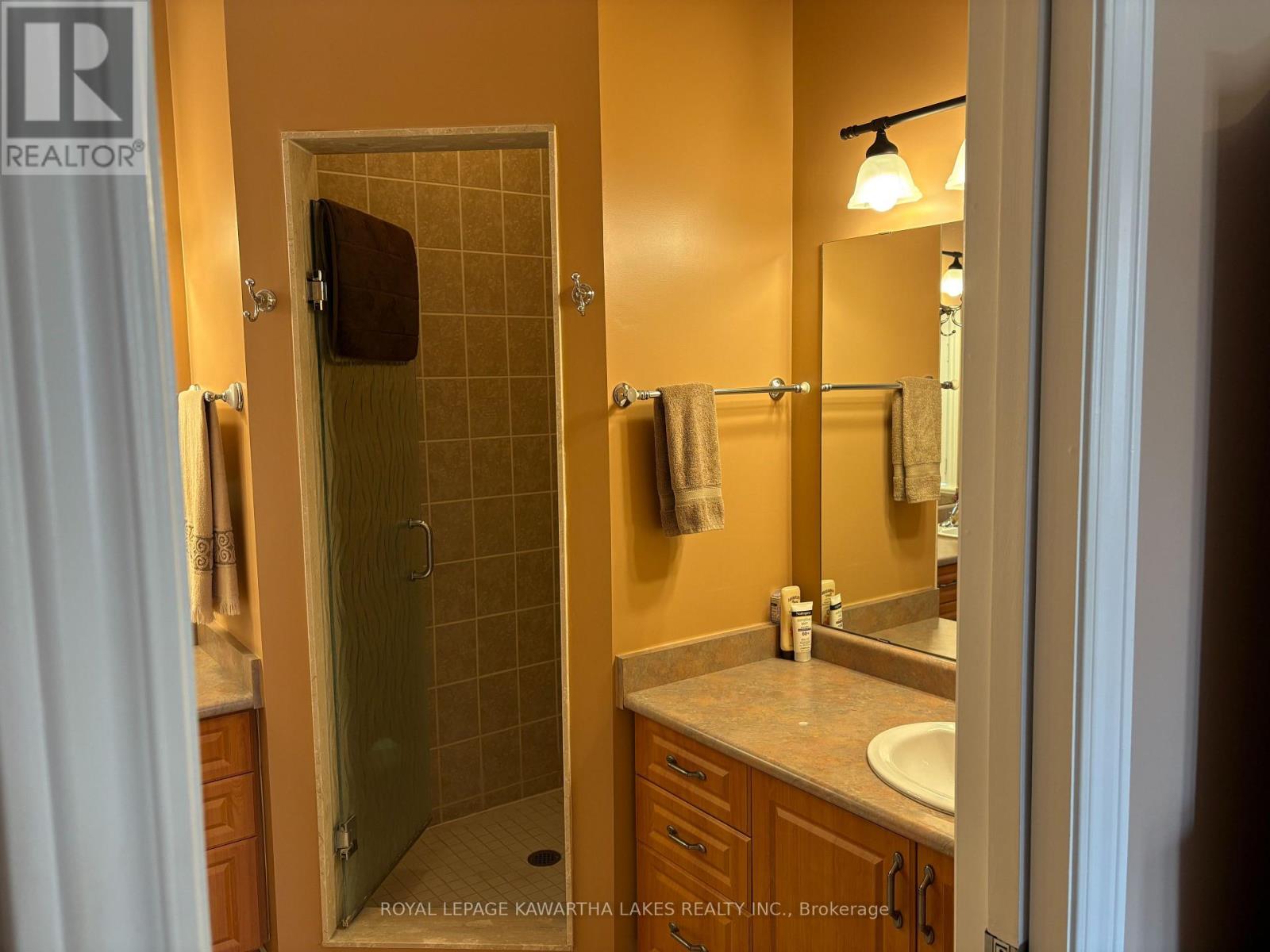 8 Ellis Crescent, Kawartha Lakes, Ontario  K9V 0A4 - Photo 29 - X12889426