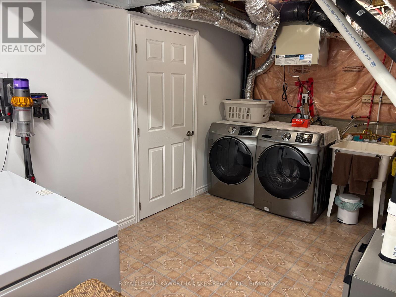 8 Ellis Crescent, Kawartha Lakes, Ontario  K9V 0A4 - Photo 41 - X12889426